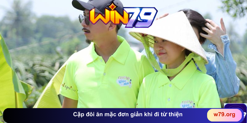 Cặp đôi ăn mặc đơn giản khi đi từ thiện